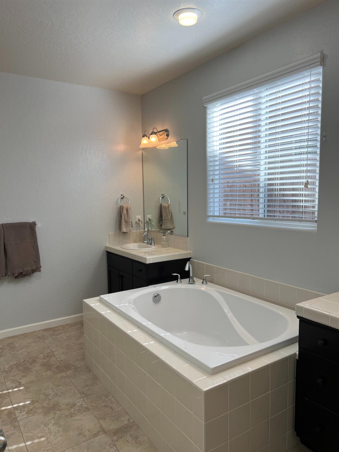 3742 Wrenwood Ave, Clovis, CA 93619